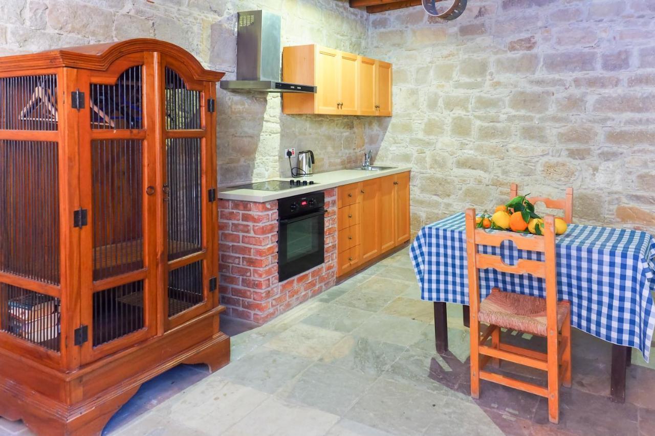 Zoes Traditional Apartments, Bed & Breakfast Larnaca Zewnętrze zdjęcie